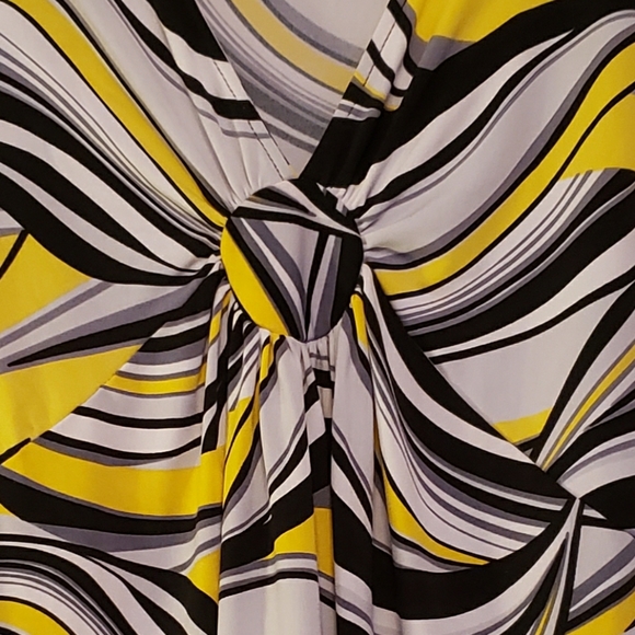 🤩Linda Leal Stretch Plus Size Top🤩 - Picture 2 of 4